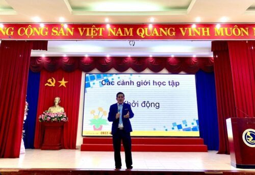 TS. Lê Thái Bình chia sẻ tại buổi sinh hoạt đầu khóa cho tân sinh viên khóa 64 - UTC2
