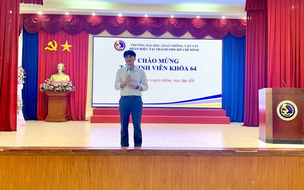TS. Lê Thái Bình chia sẻ tại buổi sinh hoạt đầu khóa cho tân sinh viên khóa 64 - UTC2