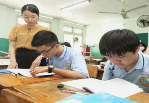 Học sinh TPHCM ôn thi miễn phí 2025-2026, được hỗ trợ chuẩn bị kiến thức và kỹ năng tốt nhất cho kỳ thi tuyển sinh lớp 10 và tốt nghiệp THPT.