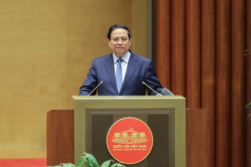 Một lớp học hiện đại ứng dụng Nghị quyết 71 chuyển đổi số giáo dục, với học sinh tương tác qua màn hình.