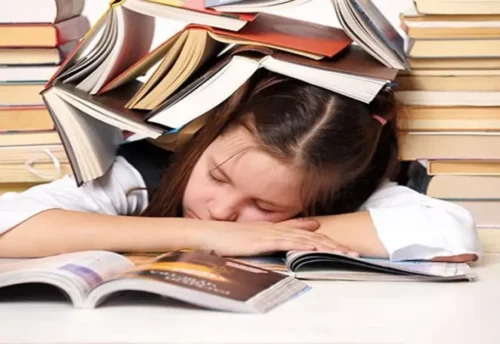 Phụ huynh TP.HCM bày tỏ bức xúc, lo lắng về việc học sinh phải học chính khóa vào thứ Bảy, ảnh hưởng đến lịch sinh hoạt và áp lực học tập.