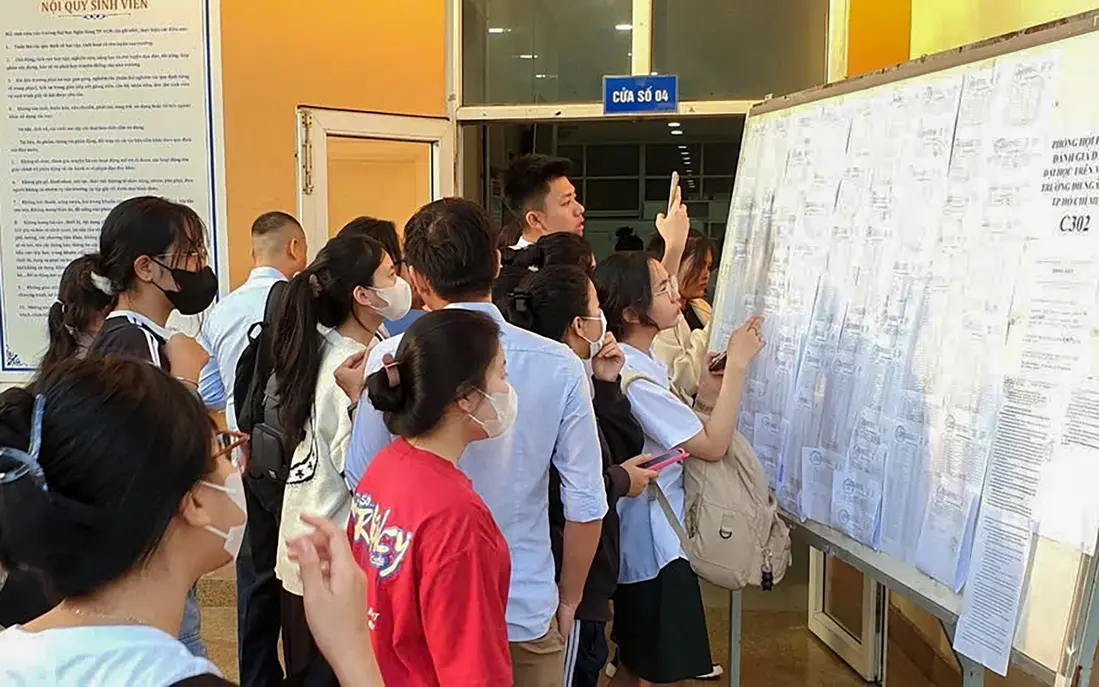 Thi V-SAT đại học Sinh viên tập trung làm bài thi V-SAT đại học, một phương thức xét tuyển quan trọng cho năm 2025.