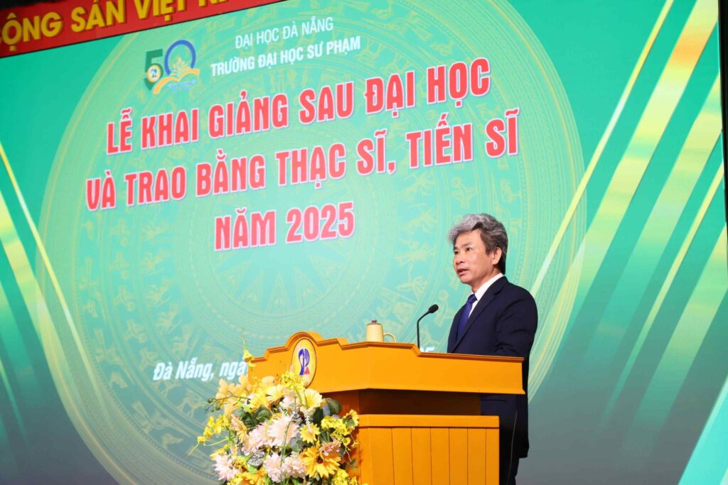 Trường Đại học Sư phạm Đà Nẵng trao bằng tốt nghiệp cho tân tiến sĩ và thạc sĩ năm 2025