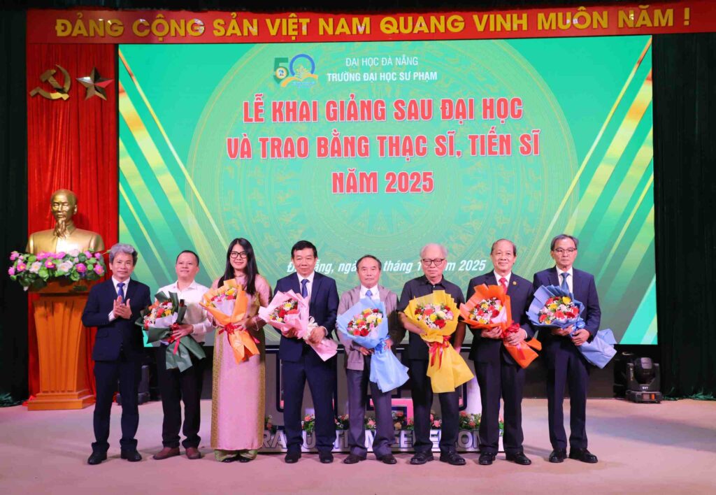 Trường Đại học Sư phạm Đà Nẵng trao bằng tốt nghiệp cho tân tiến sĩ và thạc sĩ năm 2025