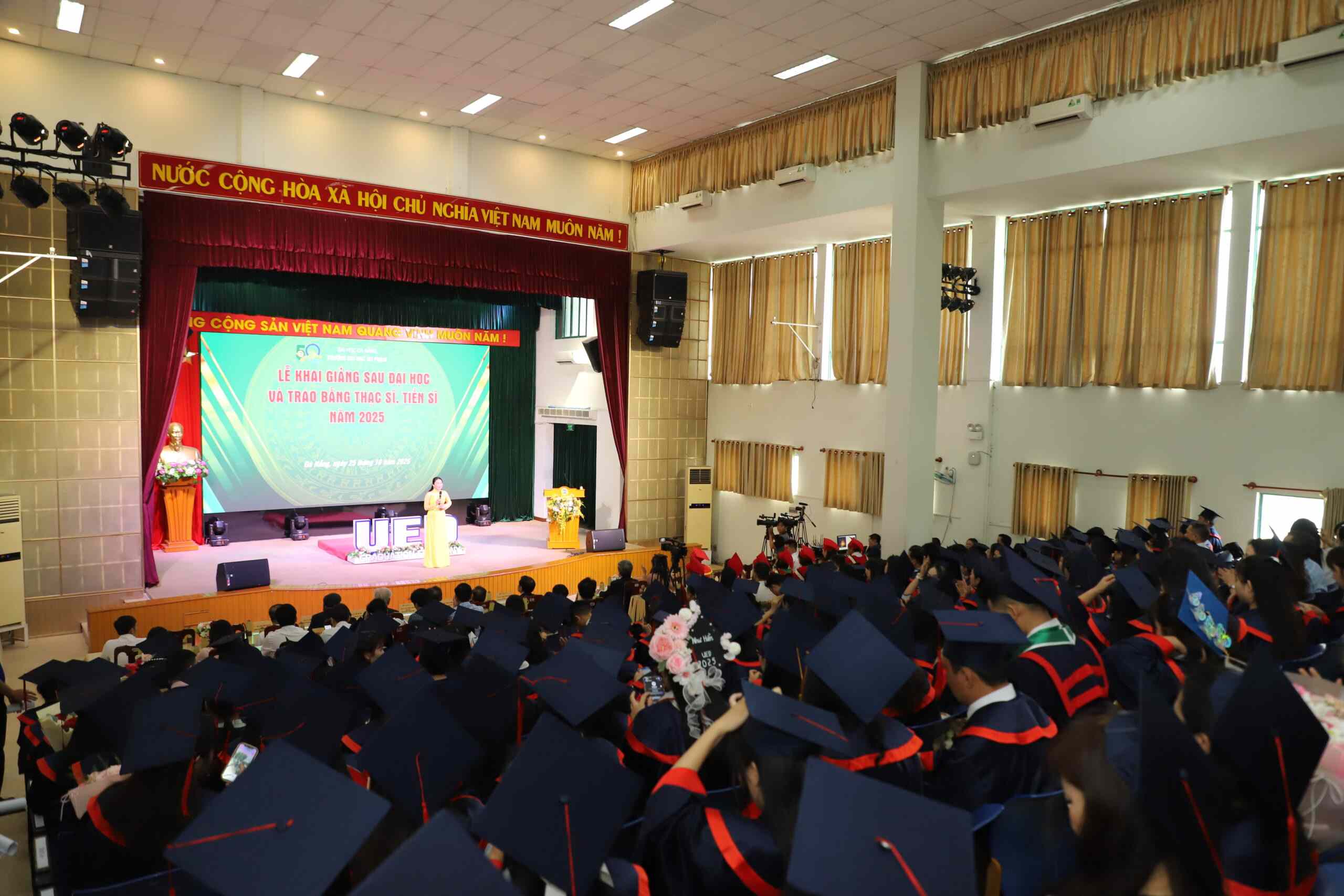 Trường Đại học Sư phạm Đà Nẵng trao bằng tốt nghiệp cho tân tiến sĩ và thạc sĩ năm 2025