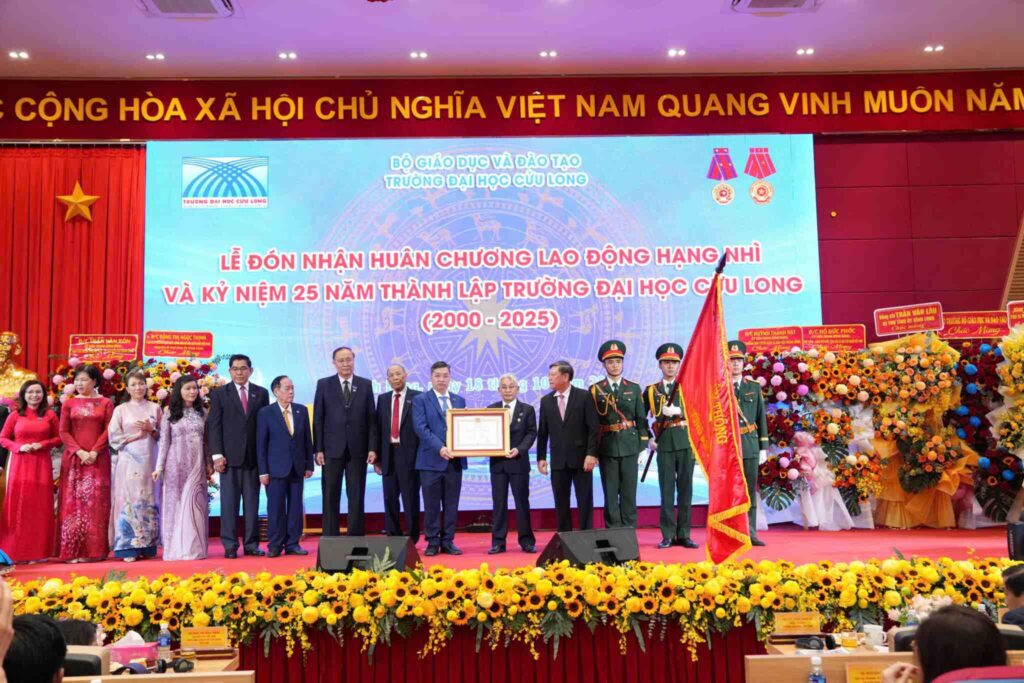 UEED chúc mừng Trường Đại học Cửu Long nhận Huân chương Lao động hạng Nhì và kỷ niệm 25 năm thành lập