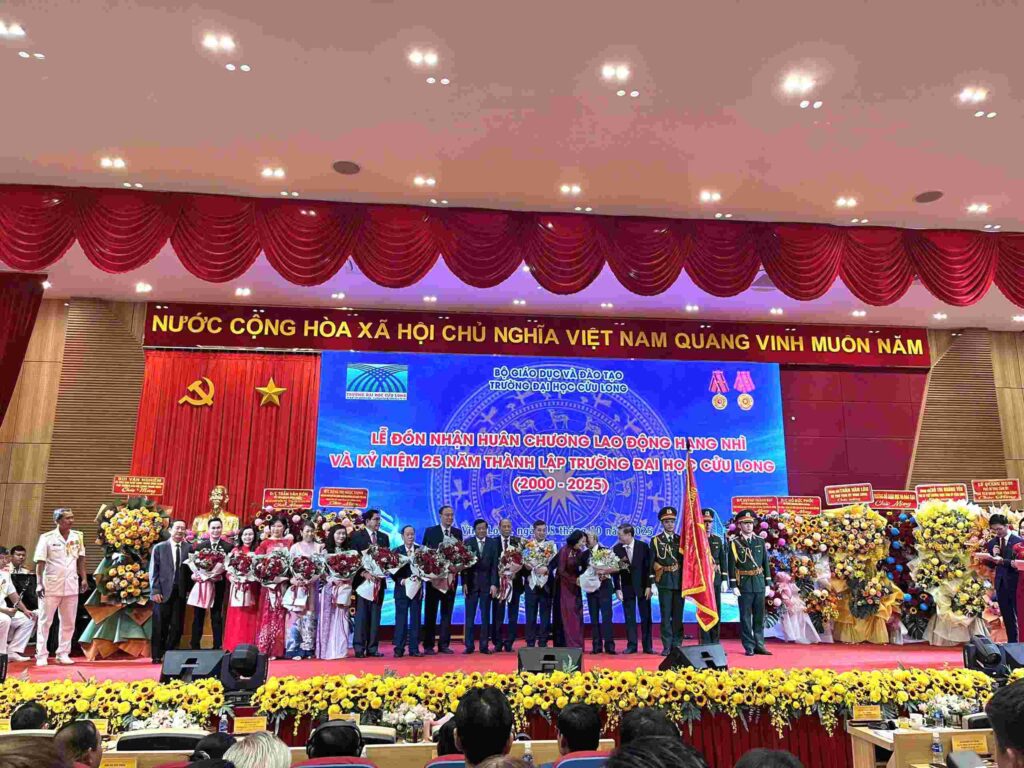 UEED chúc mừng Trường Đại học Cửu Long nhận Huân chương Lao động hạng Nhì và kỷ niệm 25 năm thành lập