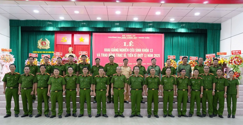 Trường Đại học CSND trao bằng tiến sĩ, thạc sĩ cho nghiên cứu sinh, học viên