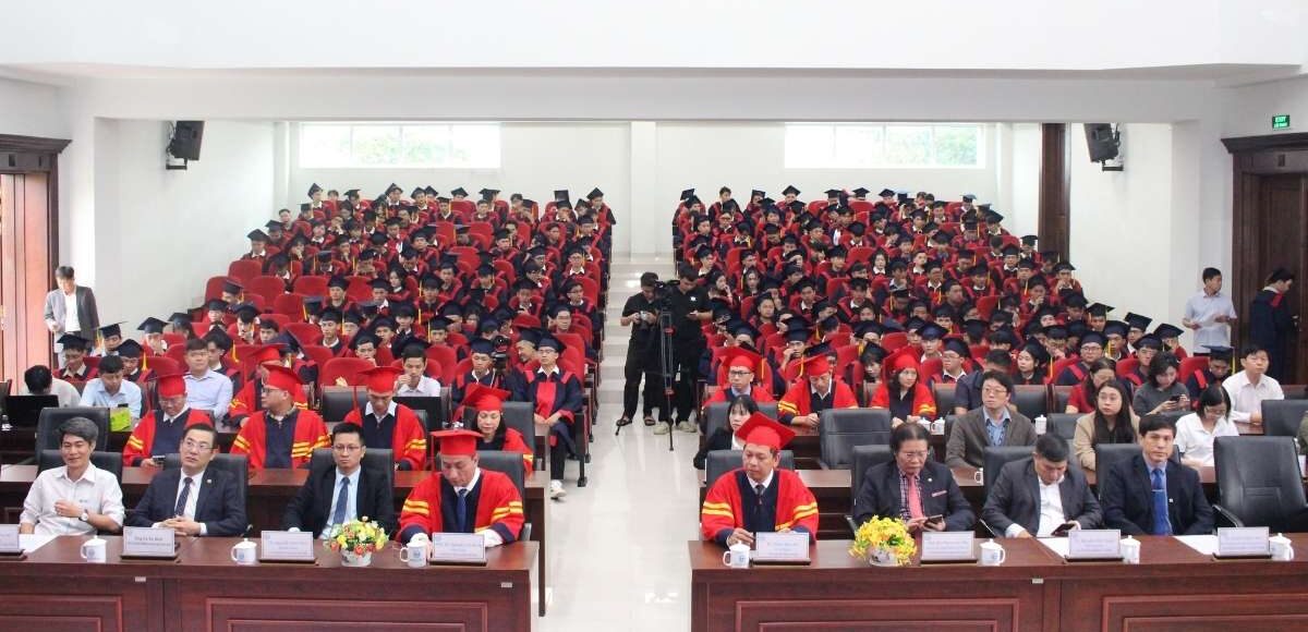 Trường Đại học Sư phạm Kỹ thuật Đà Nẵng trao bằng tốt nghiệp cho gần 500 sinh viên năm 2025