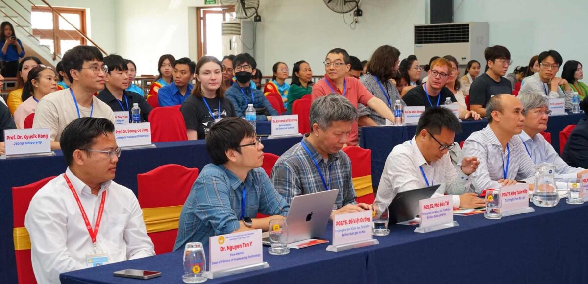 Hội thảo lý thuyết điểm kỳ dị và hình học đại số tại Trường Đại học Phan Thiết