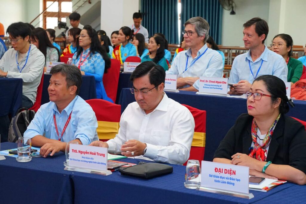 Hội thảo lý thuyết điểm kỳ dị và hình học đại số tại Trường Đại học Phan Thiết