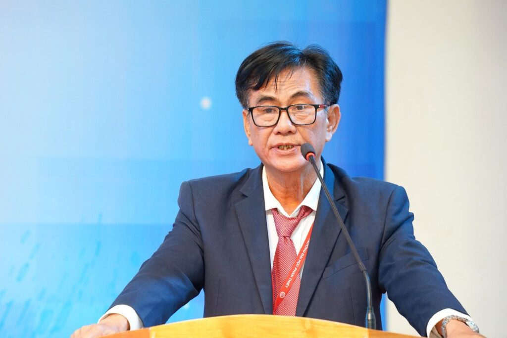 Hội thảo lý thuyết điểm kỳ dị và hình học đại số tại Trường Đại học Phan Thiết