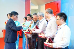 Hội thảo lý thuyết điểm kỳ dị và hình học đại số tại Trường Đại học Phan Thiết